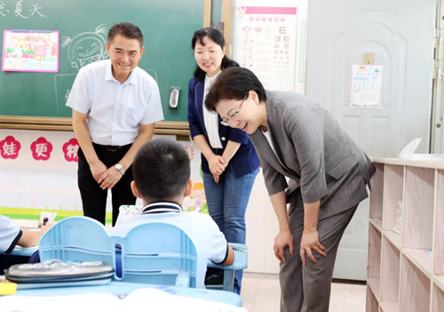 韩立明检查中小学开学工作并走访联系市属高校
